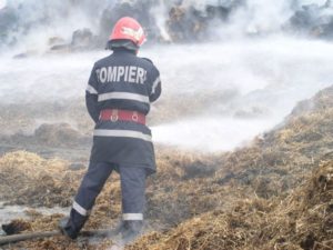 pompieri-incendiu-baloti-paie